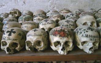מוזיאון הגולגלות באלשטאט - skull museum hallstatt
