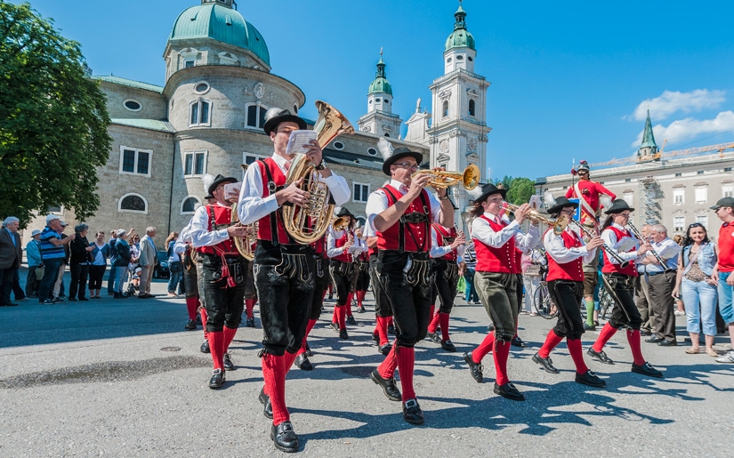 נגנים בלבוש אוסטרי מסורתי במרכז העיר העתיקה של זלצבורג